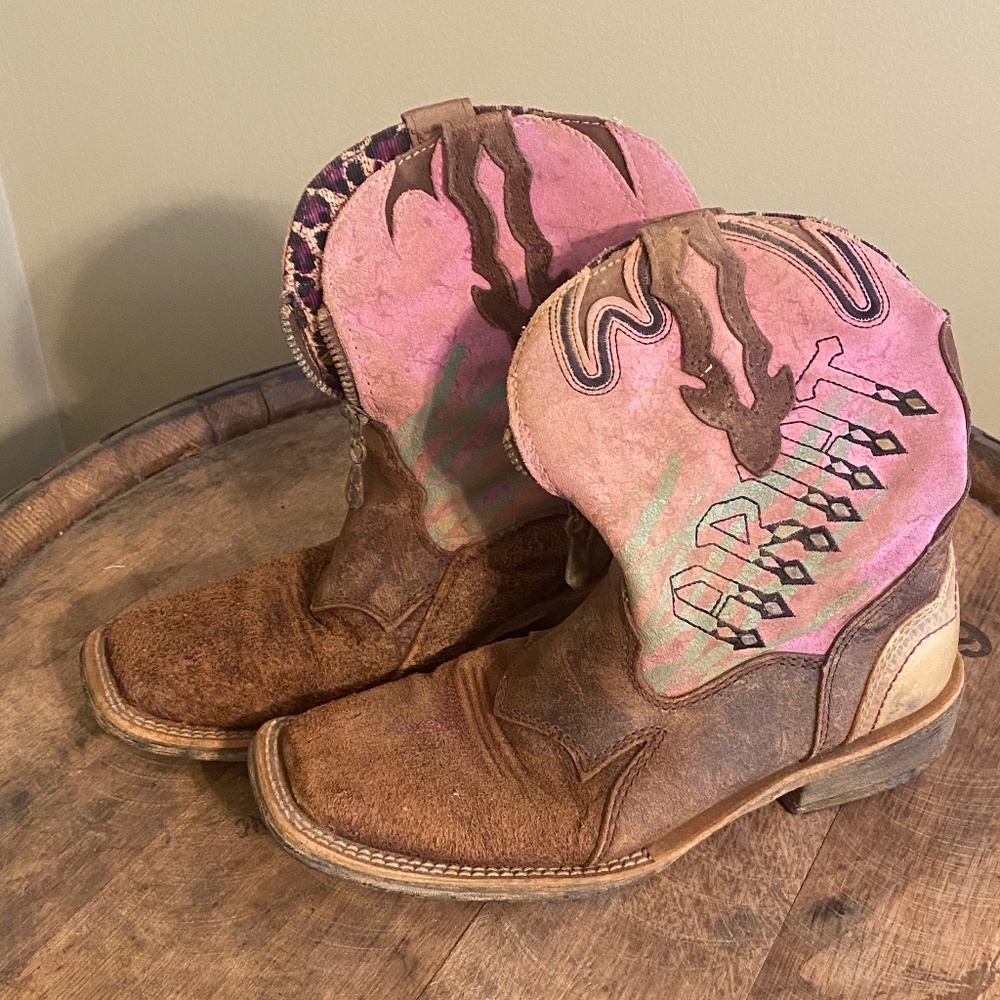 Ariat fat baby zip boots 6.5 (MAKE OFFER)